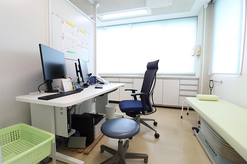 診察室：診察机なども一新し、電子カルテも導入しました。