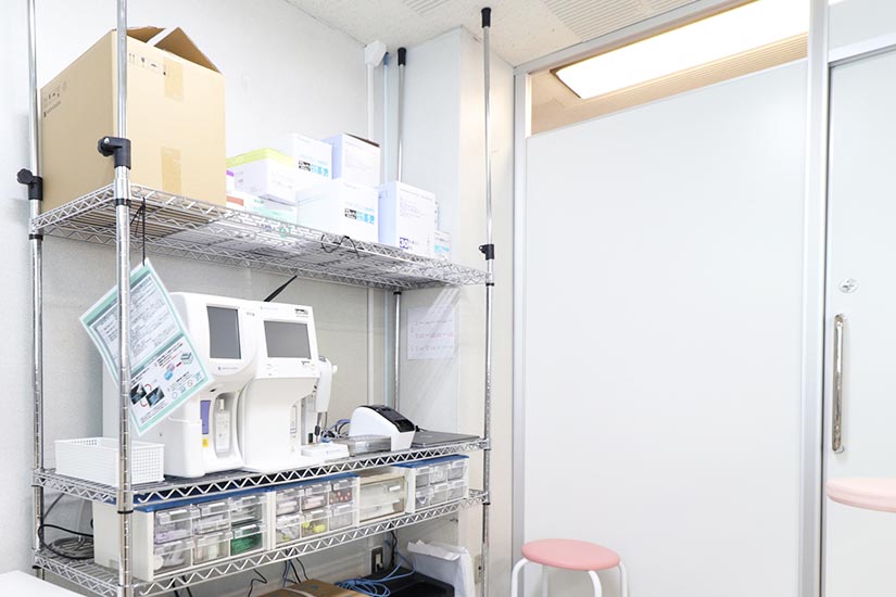 処置室⓵：CRP、HbA1cが測定できるようになりました。 width=